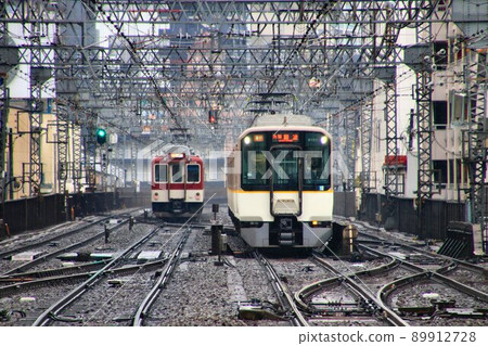 Connecting a wide area between central Osaka and the suburbs of Kansai ... "Kintetsu Railway" that is responsible for the movement of people 89912728