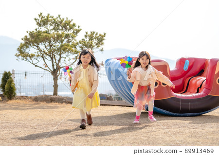 child girl lifestyle travel amusement park 89913469