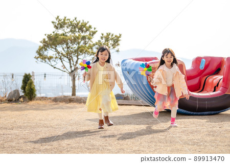 child girl lifestyle travel amusement park 89913470