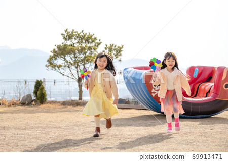 child girl lifestyle travel amusement park 89913471