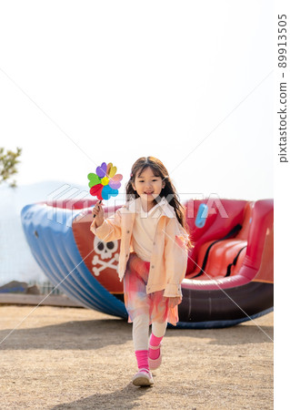 child girl lifestyle travel amusement park 89913505