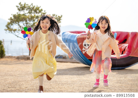 child girl lifestyle travel amusement park 89913508