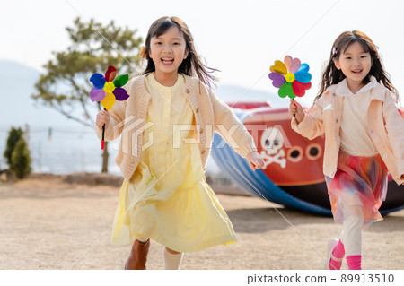 child girl lifestyle travel amusement park 89913510