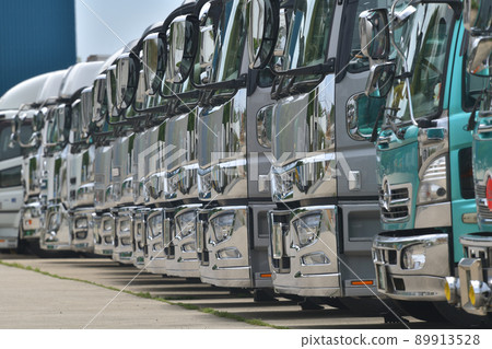 假日配送倉庫並排停放的貨車場景 89913528