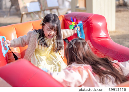 兒童 女孩 生活方式 旅行 遊樂園 兒童 女孩 生活方式 旅行 遊樂園 89913556