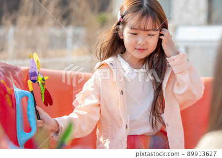 child girl lifestyle play laugh 89913627