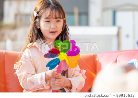 child girl lifestyle play laugh 89913632