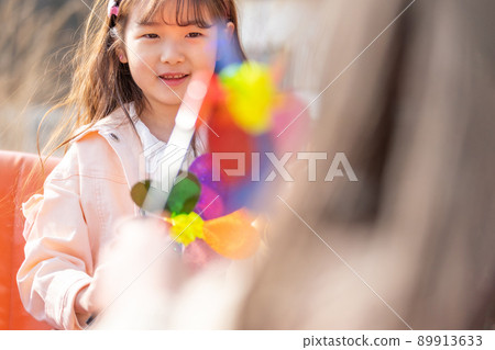 child girl lifestyle play laugh child girl lifestyle play laugh 89913633