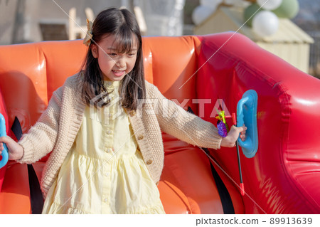 child girl lifestyle amusement park 89913639