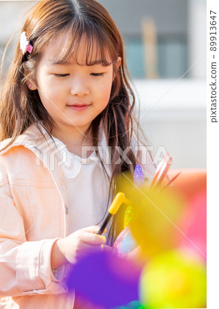 child girl lifestyle amusement park 89913647