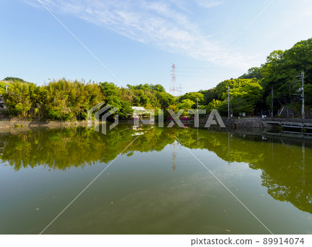 Scenery reflected in the reservoir Scenery reflected in the reservoir 89914074