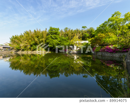 反映在水庫中的風景 反映在水庫中的風景 89914075