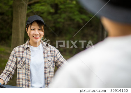 Farmer girl working with a smile 89914160