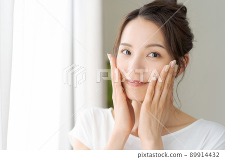 20多歲的女人做皮膚護理 20多歲的女人做皮膚護理 89914432