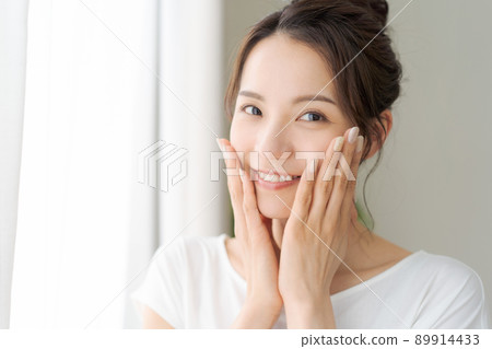 20多歲的女人做皮膚護理 89914433