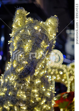 Christmas market street lights with bokeh background Christmas market street lights with bokeh background 89914513