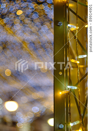 Christmas market street lights with bokeh background 89914901
