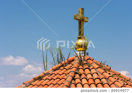 Gilded cross on an old church in Belgrade, Serbia 89914977
