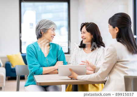 Middle-aged woman in business Middle-aged woman in business 89915037