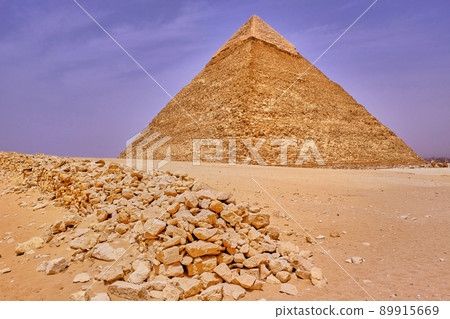 The Pyramid of Khafre (Pyramid of Chephren), the second-tallest of the Ancient Egyptian Pyramids of Giza, Giza Plateau, Cairo, Egypt 89915669