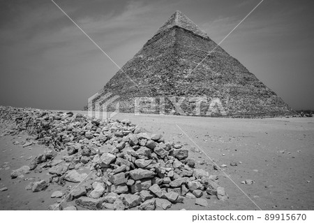 The Pyramid of Khafre (Pyramid of Chephren), the second-tallest of the Ancient Egyptian Pyramids of Giza, Giza Plateau, Cairo, Egypt 89915670