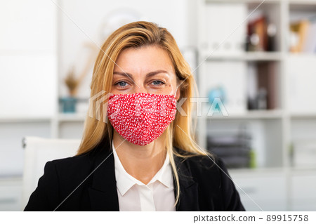 Portrait of businesswoman in face mask 89915758