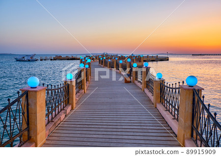 View of the promenade boardwalk over the Red Sea during sunrise in Hurghada, Egypt 89915909