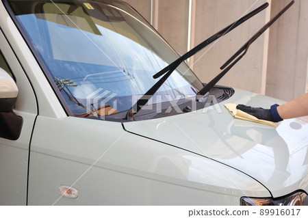 Scenery of car wash while wiping off dirt Scenery of car wash while wiping off dirt 89916017
