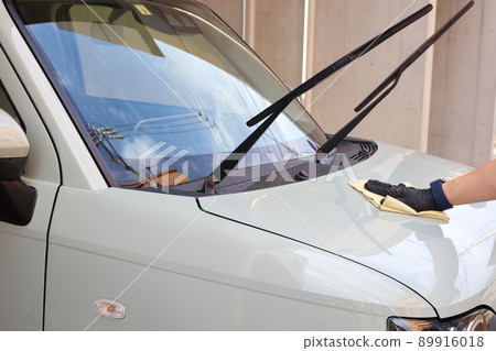 一邊擦污垢一邊洗車的風景 89916018