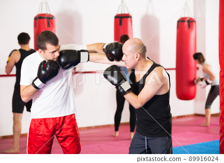 Sportsmen competing in boxing gloves 89916024