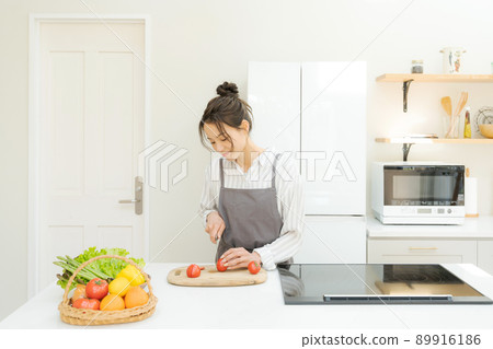 A woman in her 20s who cooks 89916186