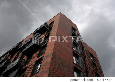 Exterior of a high-rise apartment building facade, windows and balconies. 89916348