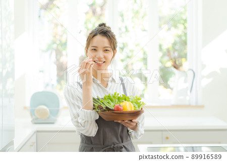 Women in their 20s with vegetables 89916589