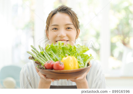 20多歲的女人吃蔬菜 89916596