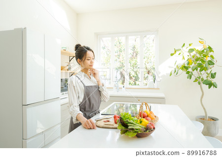 女人做飯廚房 89916788