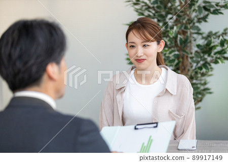 A young woman interviewed casually 89917149