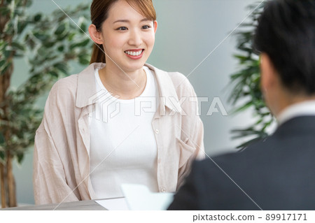 A young woman interviewed casually 89917171