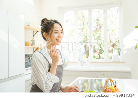一個女人站在廚房裡 一個女人站在廚房裡 89917334