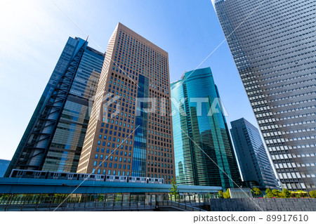 東京汐留摩天大樓街的城市景觀和城市交通 2022.04 h-1 89917610
