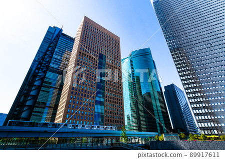 東京汐留摩天大樓街和城市交通的城市景觀 2022.04 h-2 高飽和度對比度 東京汐留摩天大樓街和城市交通的城市景觀 2022.04 h-2 高飽和度對比度 89917611