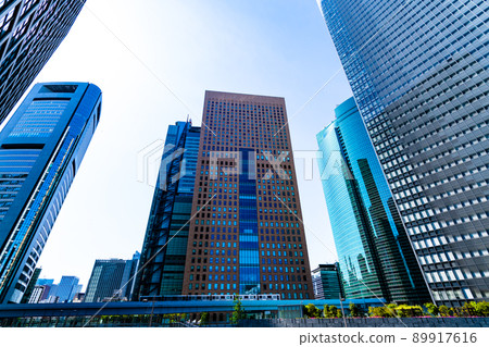 東京汐留摩天大樓街和城市交通的城市景觀 2022.04 i-2 高飽和度對比 東京汐留摩天大樓街和城市交通的城市景觀 2022.04 i-2 高飽和度對比 89917616