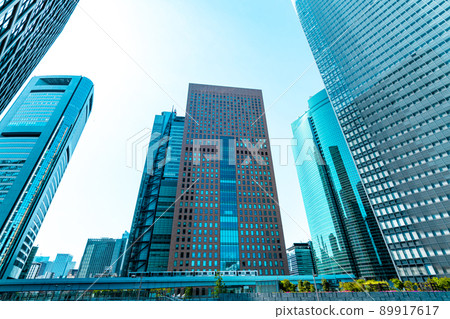 東京汐留摩天大樓街和城市交通的城市景觀 2022.04 i-3 淺色 東京汐留摩天大樓街和城市交通的城市景觀 2022.04 i-3 淺色 89917617