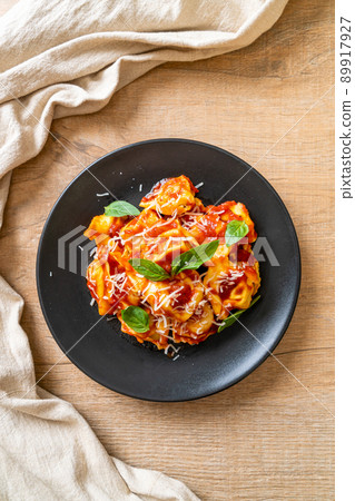 Italian tortellini pasta with tomato sauce 89917927