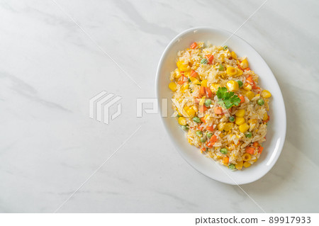 fried rice with mixed vegetable (carrot, green bean peas, corn) and egg 89917933