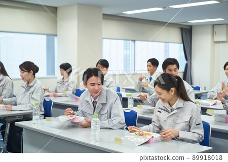 員工在學習期間吃午飯 員工在學習期間吃午飯 89918018