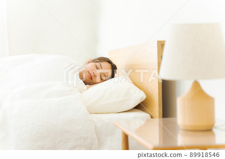 20多歲睡在床上的女人 89918546