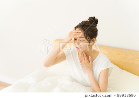 身體狀況不佳,發燒,20多歲的女性 身體狀況不佳,發燒,20多歲的女性 89918690