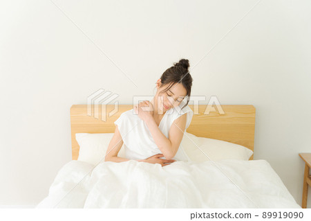 Stiff shoulders, women in their 20s Stiff shoulders, women in their 20s 89919090