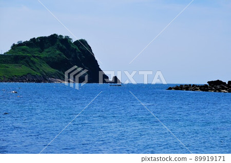 The calm Sea of Japan that undulates quietly in blue 89919171