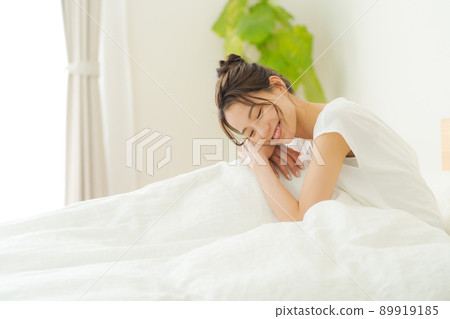 清晨醒來的微笑，二十多歲的女人 89919185